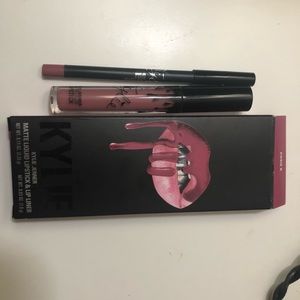Kylie Jenner Lipstick & Lip Liner